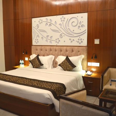 Fabhotel Roselle Inn Λάκναου Εξωτερικό φωτογραφία