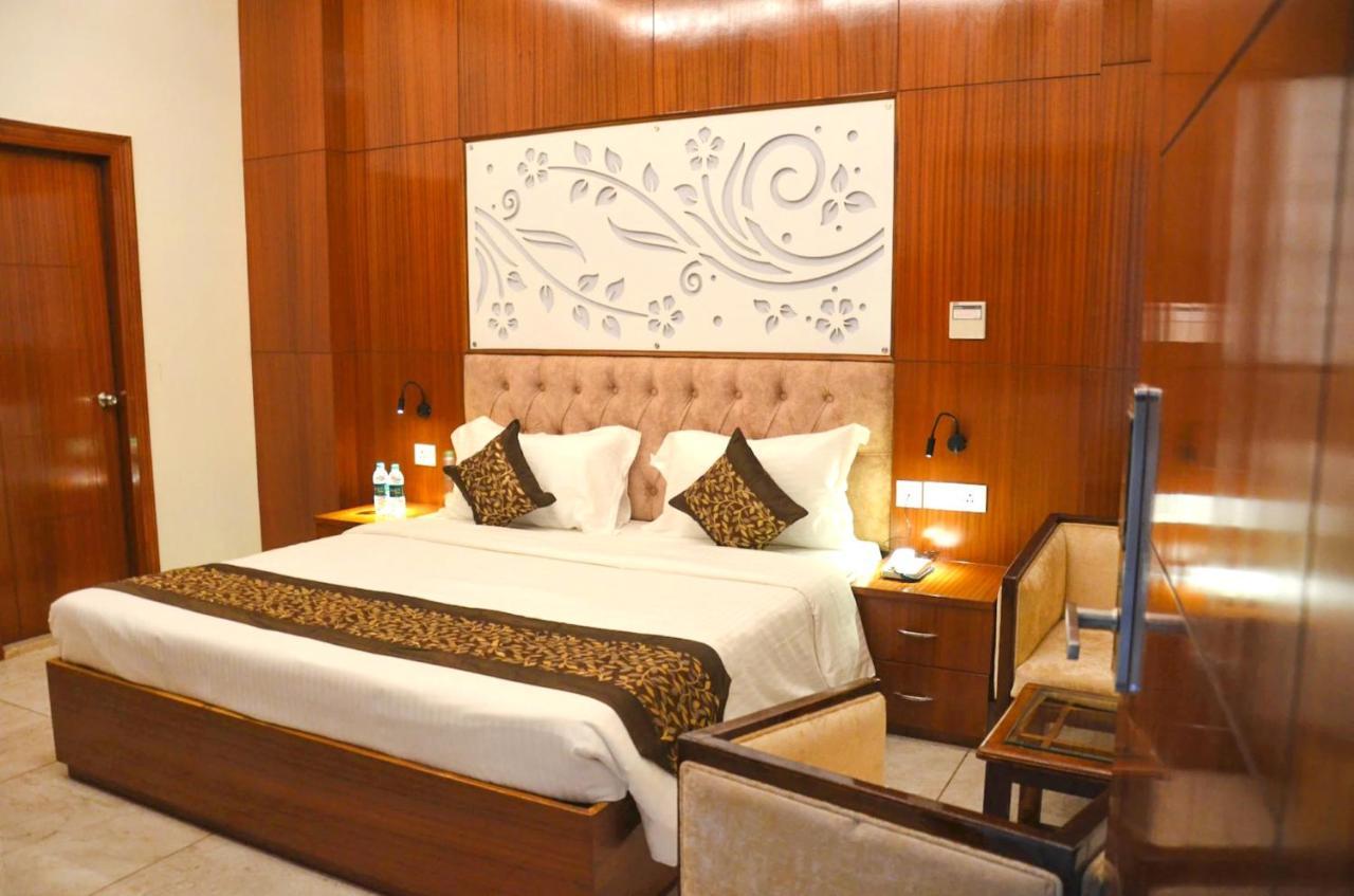 Fabhotel Roselle Inn Λάκναου Εξωτερικό φωτογραφία
