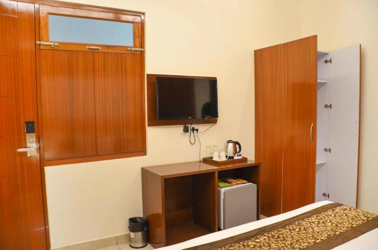 Fabhotel Roselle Inn Λάκναου Εξωτερικό φωτογραφία
