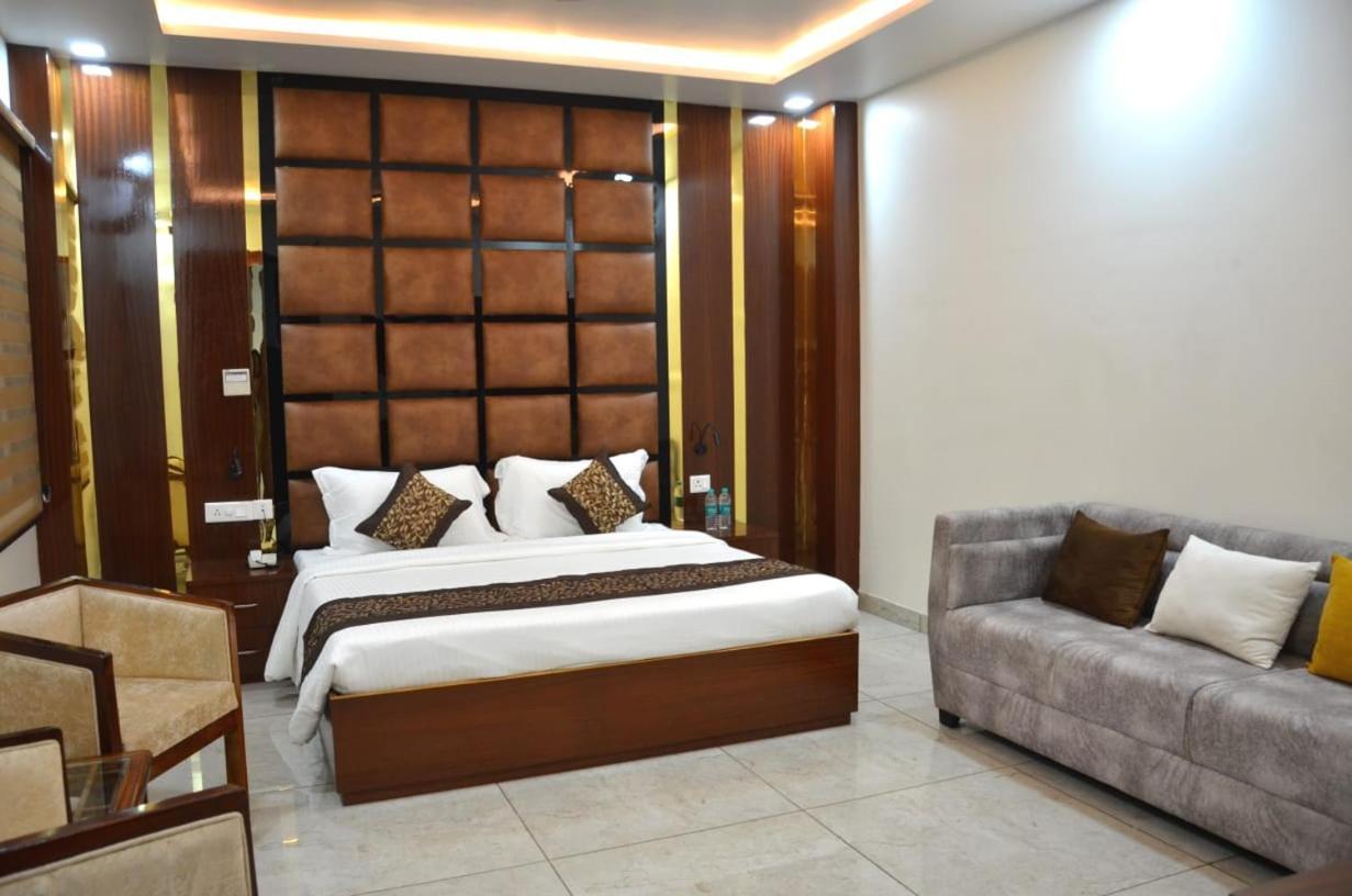 Fabhotel Roselle Inn Λάκναου Εξωτερικό φωτογραφία
