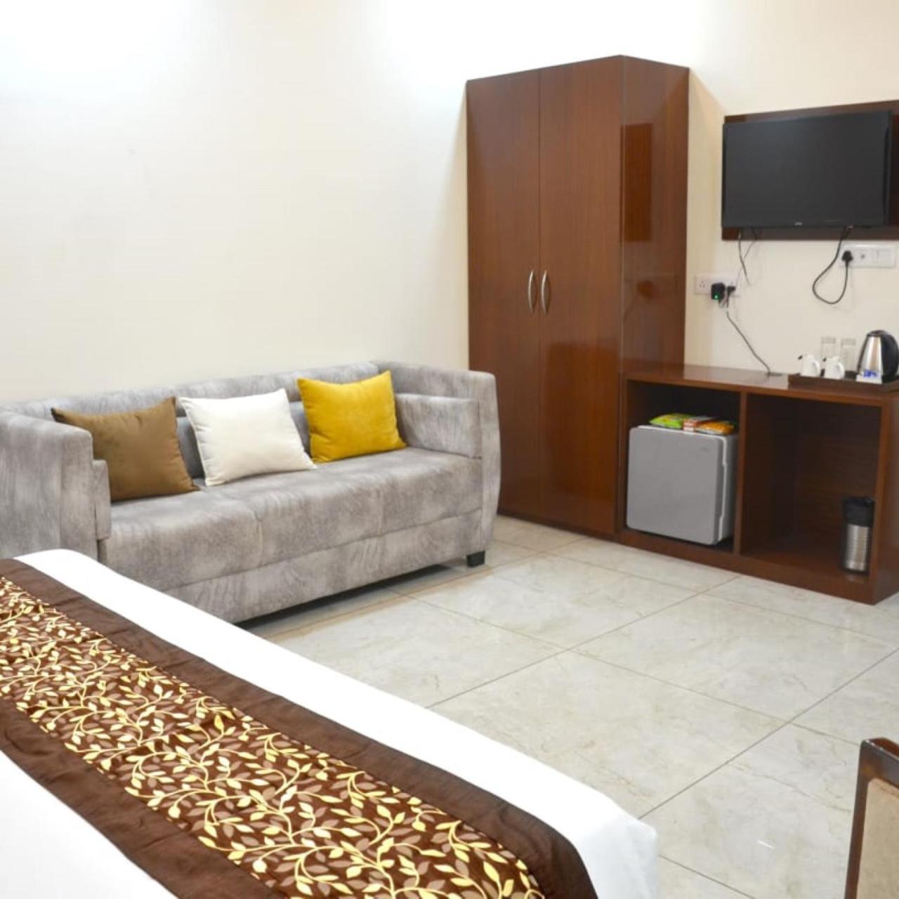 Fabhotel Roselle Inn Λάκναου Εξωτερικό φωτογραφία