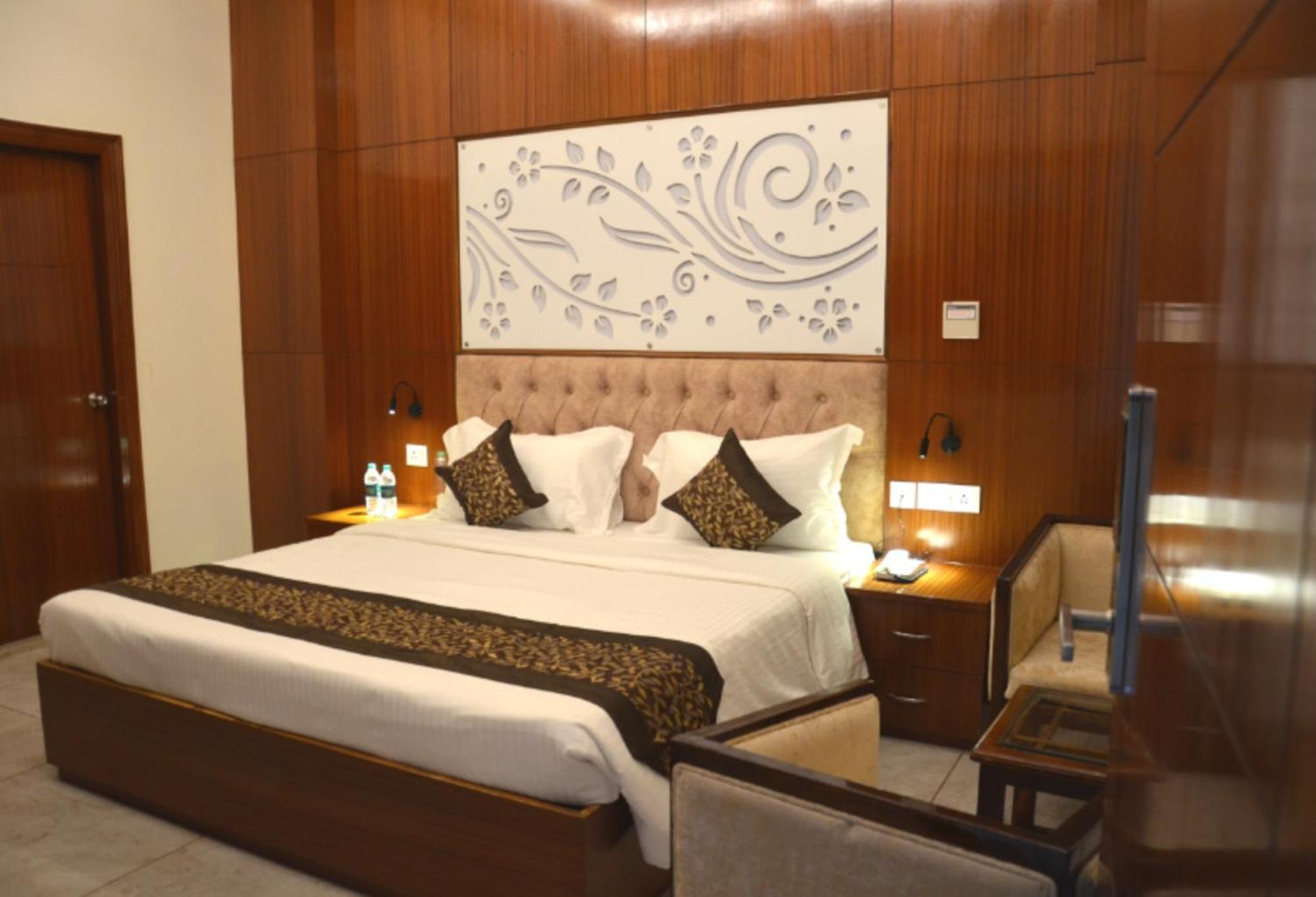 Fabhotel Roselle Inn Λάκναου Εξωτερικό φωτογραφία