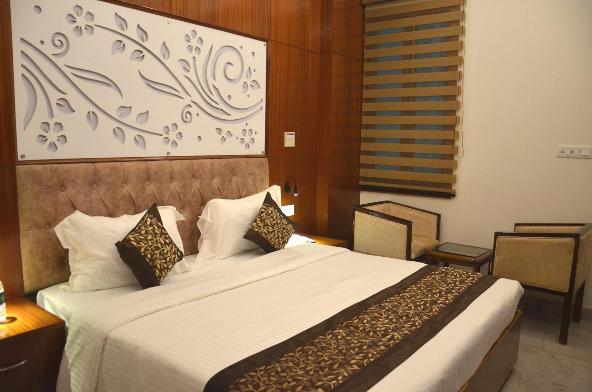 Fabhotel Roselle Inn Λάκναου Εξωτερικό φωτογραφία