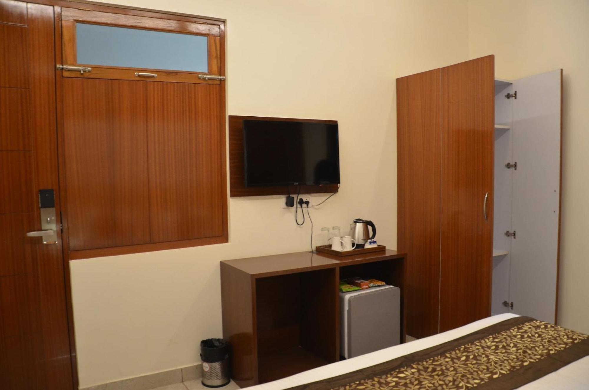 Fabhotel Roselle Inn Λάκναου Εξωτερικό φωτογραφία