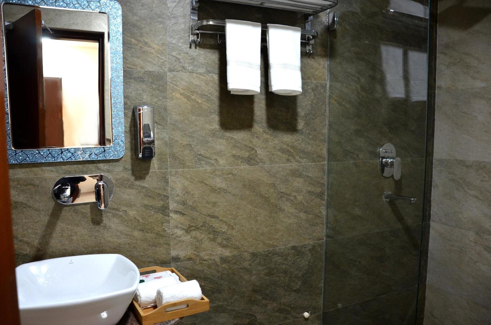 Fabhotel Roselle Inn Λάκναου Εξωτερικό φωτογραφία