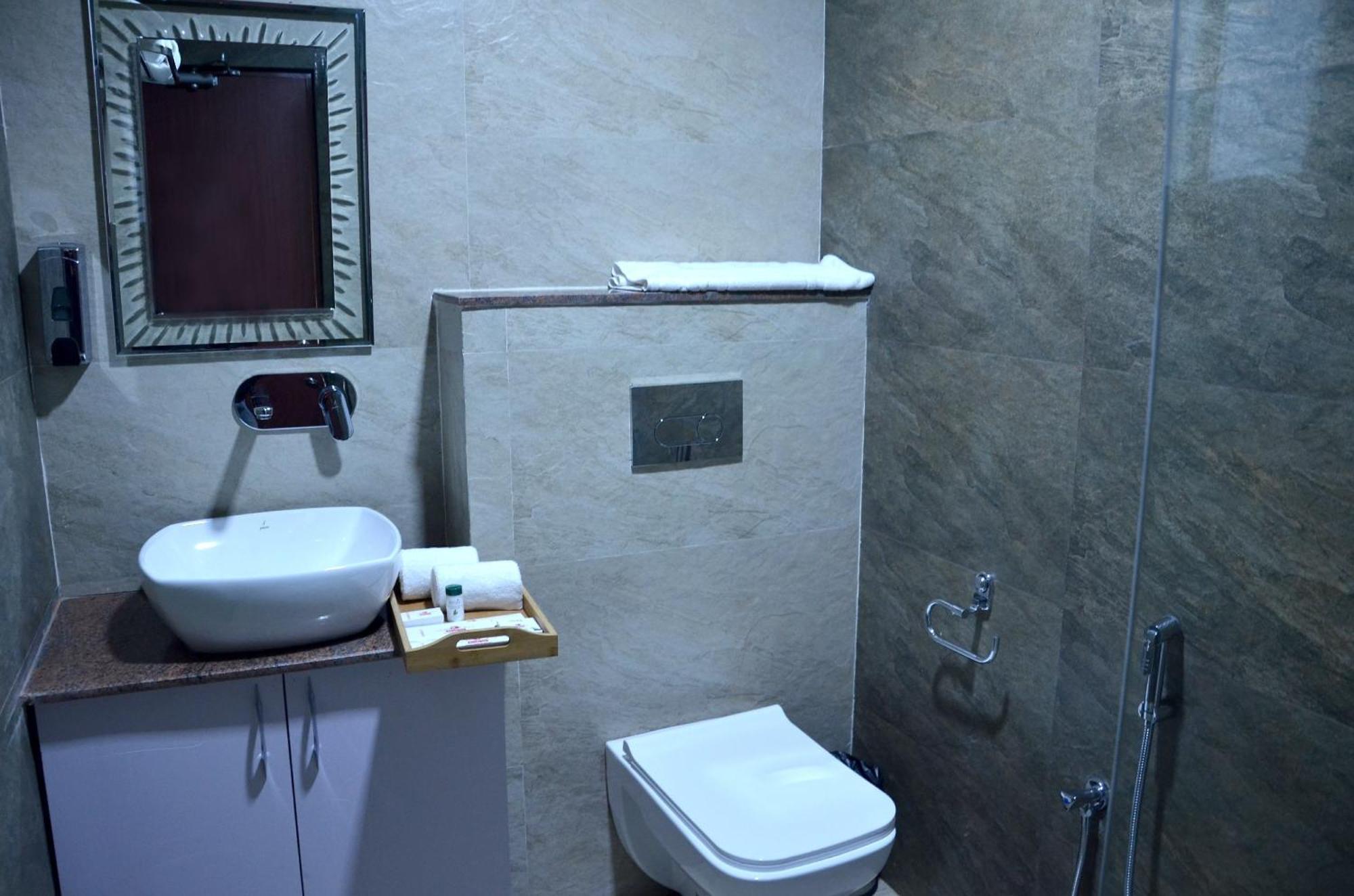 Fabhotel Roselle Inn Λάκναου Εξωτερικό φωτογραφία