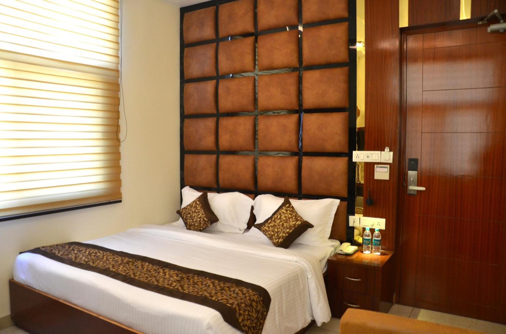 Fabhotel Roselle Inn Λάκναου Εξωτερικό φωτογραφία