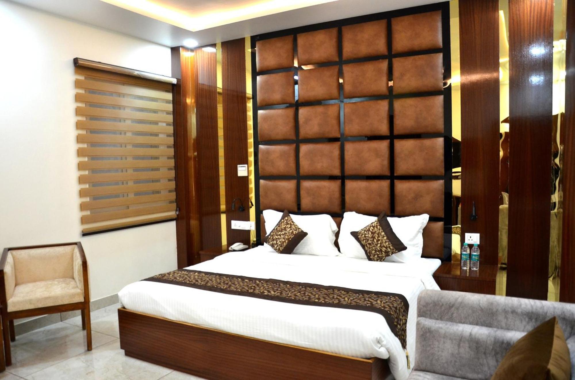 Fabhotel Roselle Inn Λάκναου Εξωτερικό φωτογραφία