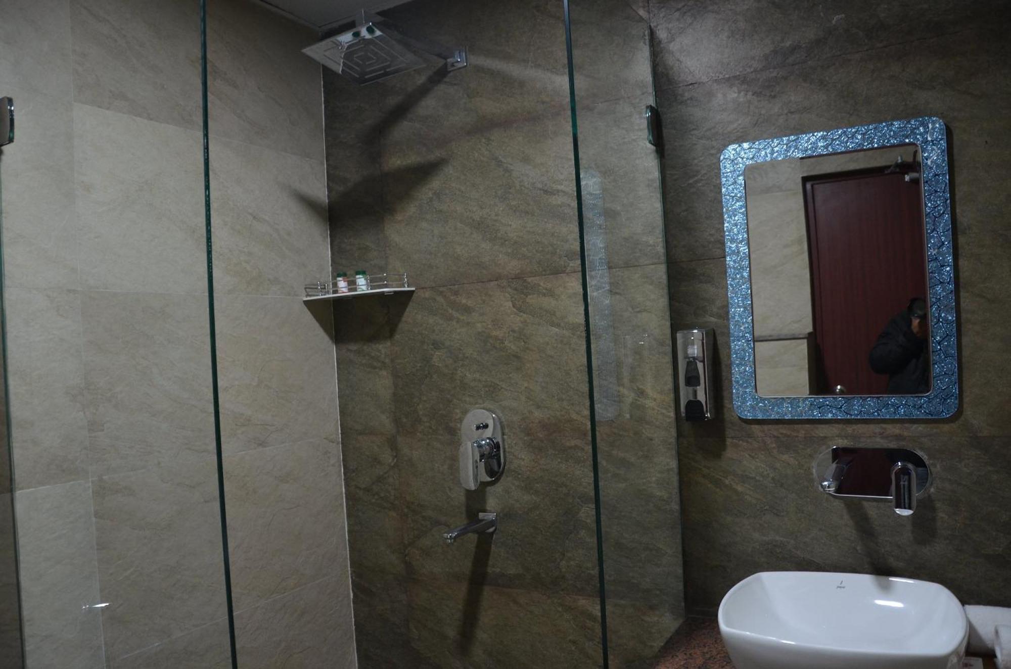 Fabhotel Roselle Inn Λάκναου Εξωτερικό φωτογραφία